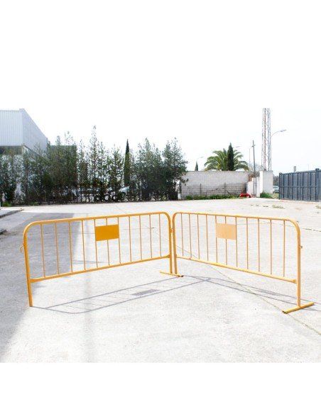 valla peatonal de metal amarilla