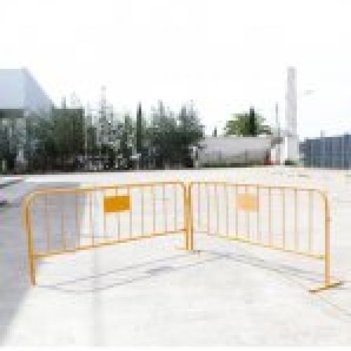 valla peatonal de metal amarilla