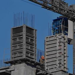 Imagen corporativo de un operario delante de la obra